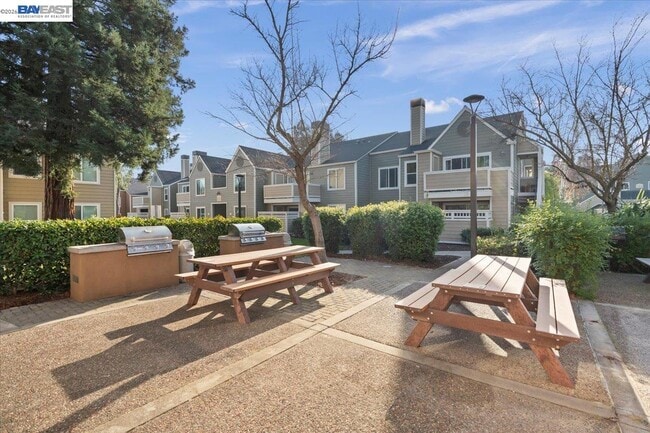 Building Photo - 215 Reflections Dr