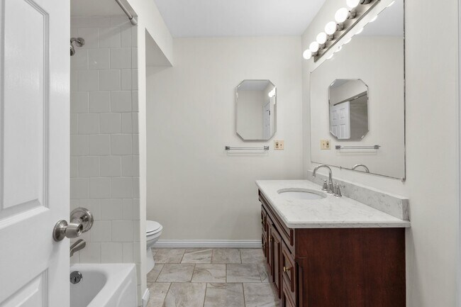 Building Photo - Spacious 1,440 SF Central West End Home with Garage Parking, Pool Access & Close to BJC/WashU