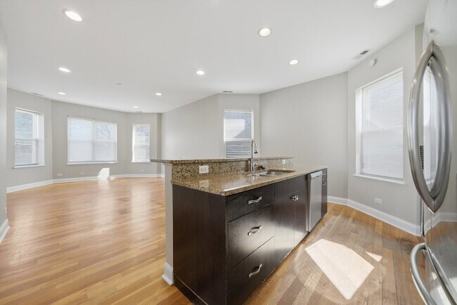 Building Photo - 4742 N Sawyer Ave