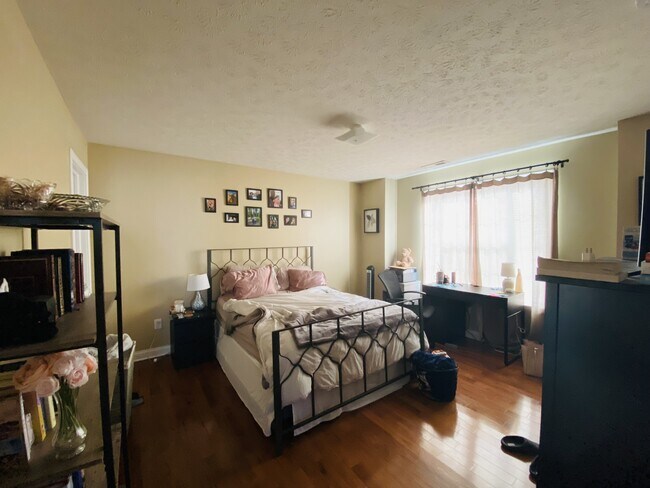 Building Photo - 521 E 1st St