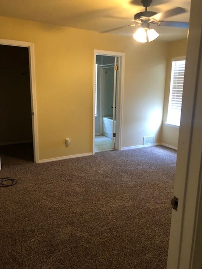 Building Photo - 5222 Clearwater Ct