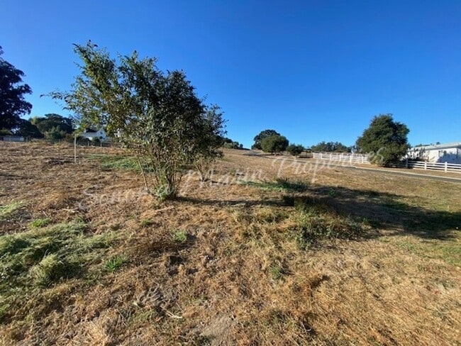 Building Photo - ~ Country Home ~ 2 Bedrooms & 2 Full Bathrooms with Attached Garage ~ Gated Community