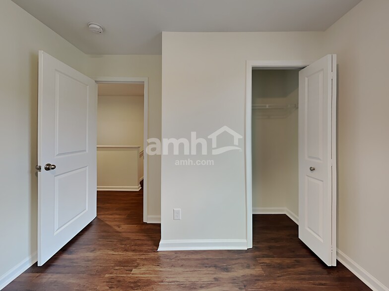 Building Photo - 204 Castlebrook Dr