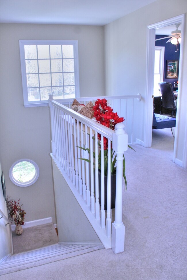 Building Photo - Beautiful home with Fenced Yard & Screened Porch!
