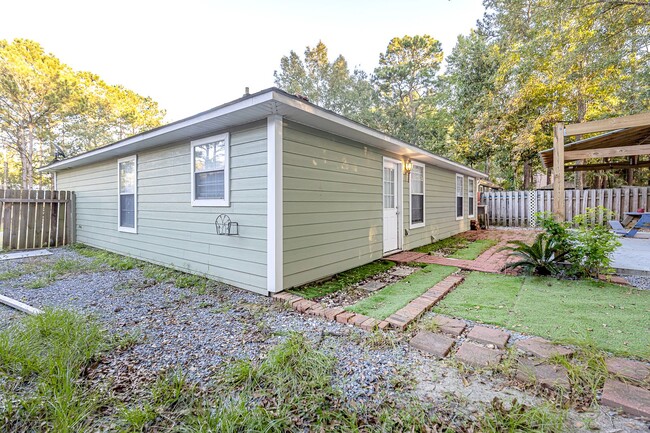 Building Photo - Adorable Home with fenced in backyard!