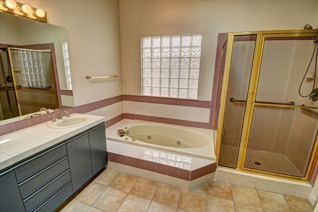 Building Photo - Tanoan---On a GOLF COURSE LOT!