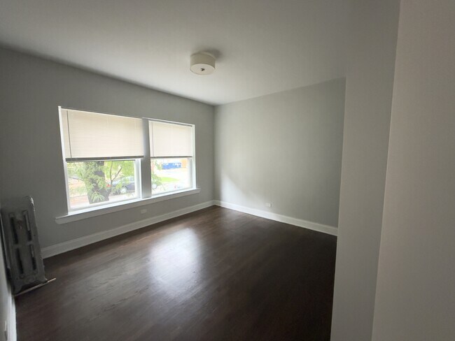 Building Photo - 3351 W Sunnyside Ave