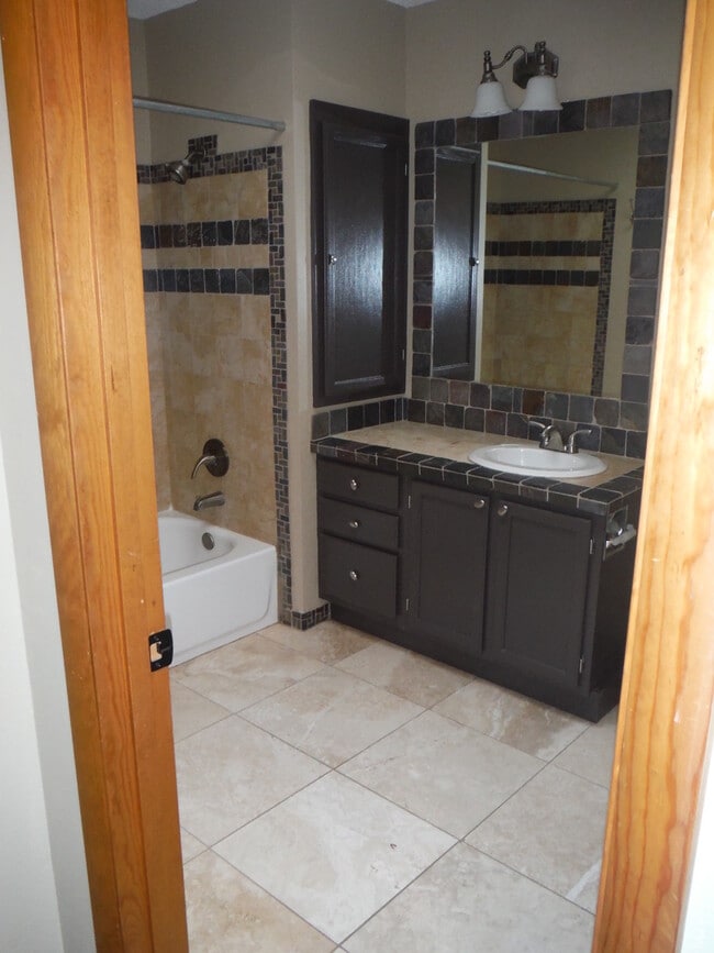 Building Photo - Cute 3 Bedroom Condo w/ Bonus Room - Walki...