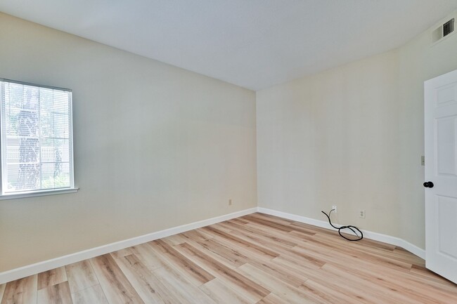 Building Photo - 2/2 Downstairs Unit in Desirable Park Alma...
