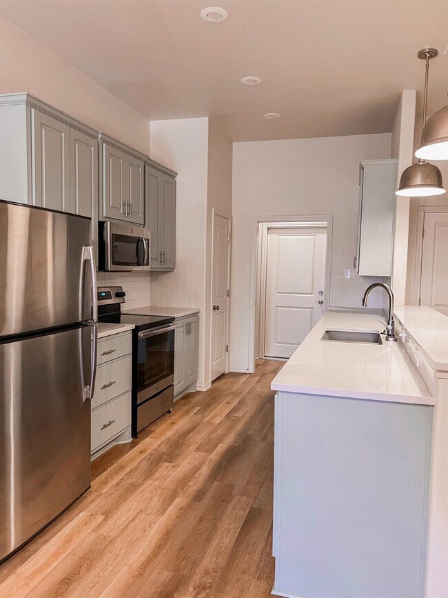 Building Photo - 11913 Evanston Ave