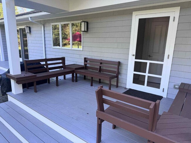 Building Photo - 3BR RANCH BRUNSWICK SEASONAL FURNISHED
