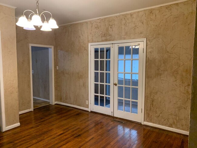 Building Photo - 3 bedroom, one bathroom home located in Jo...