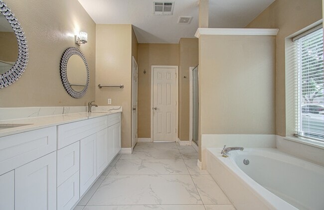 Building Photo - 12427 Shadycrest Dr