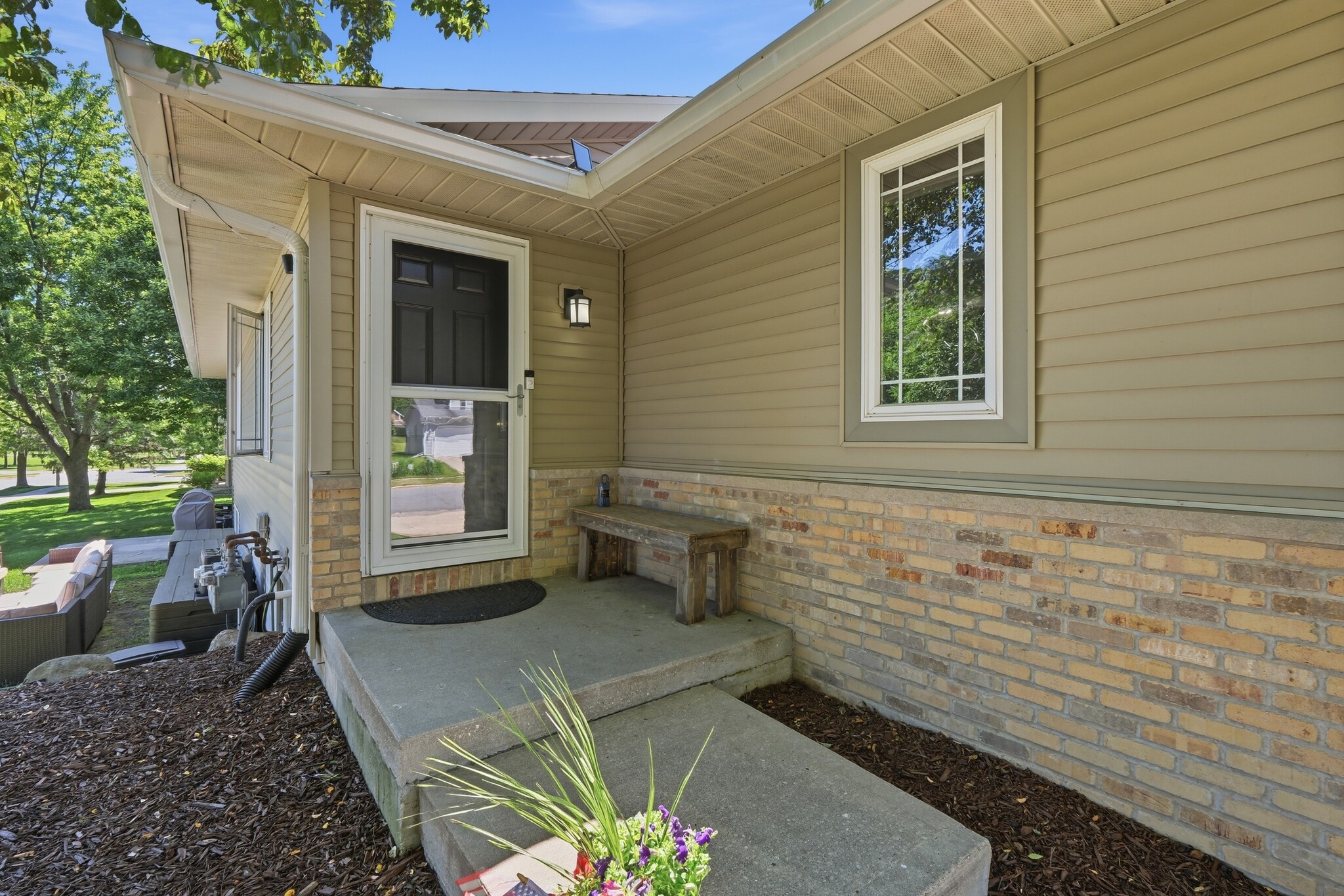 1053 Entrance - 1051 Tamarack Way