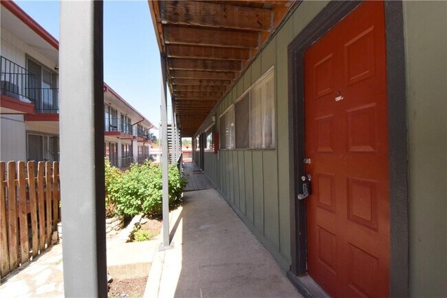 Building Photo - 2404 Longview St