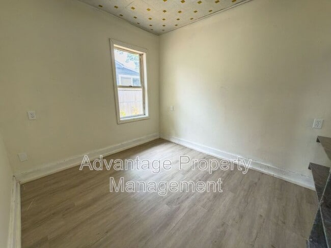 Building Photo - 319 15th Ave SE