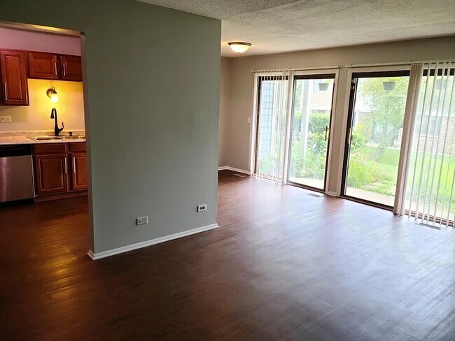 Building Photo - 221 Hawthorne Ct