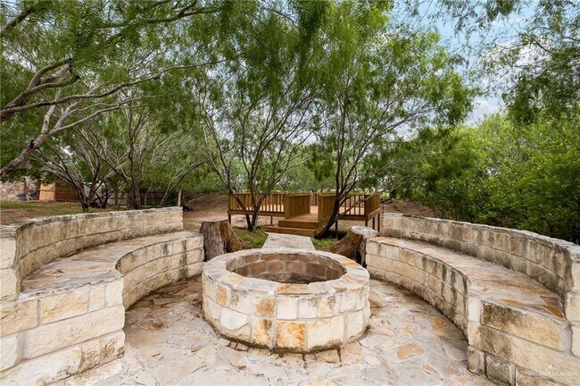 Building Photo - 12304 Lakeview Dr