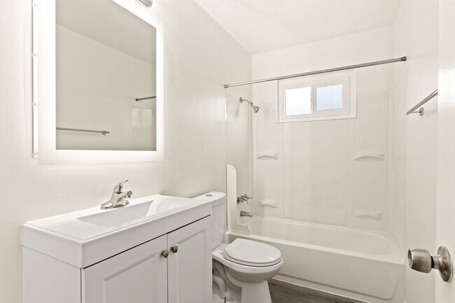 Building Photo - Move-In Ready: Secure 3BR Oakland Apartment with Paid Utilities
