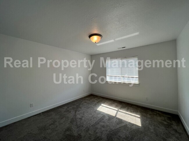 Building Photo - New Lower Price! Cute townhome in Highland