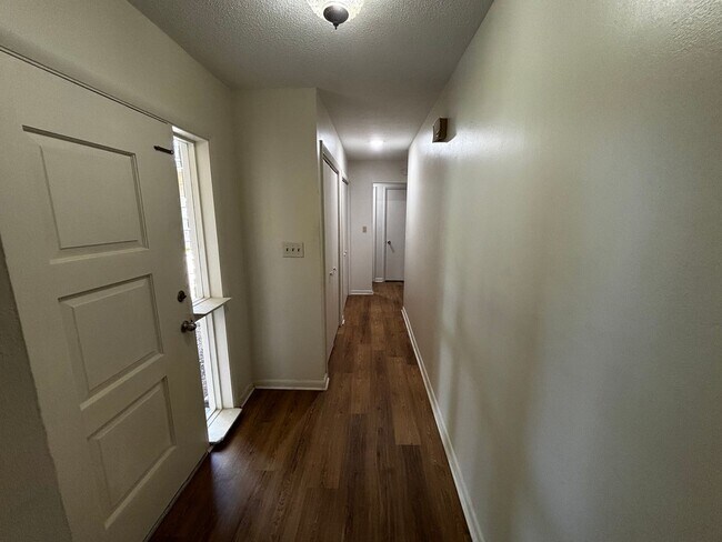 Building Photo - 2/2 Fully Renovated Home in Silver Springs Shores