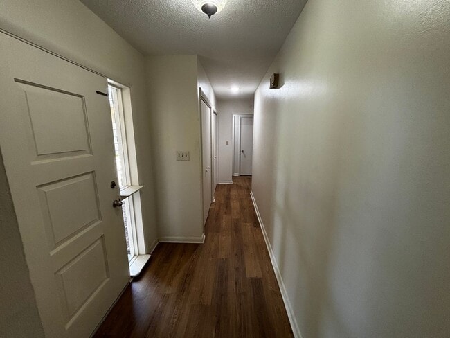 Building Photo - 2/2 Home in Silver Springs Shores