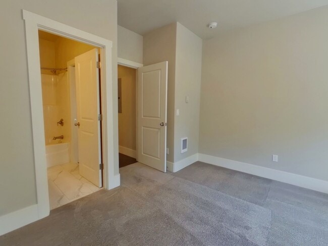 Building Photo - 2785 NW Arnold Way