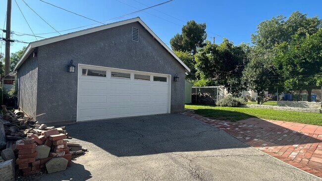 4-Car Oversized Garage - 1533 N Ontario St
