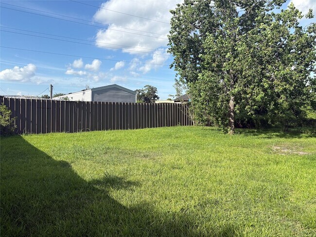 Building Photo - 16211 N Shore Dr