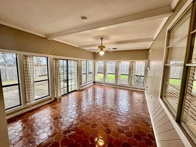 Building Photo - July Move-In Special - Fabulous 4/2 single...