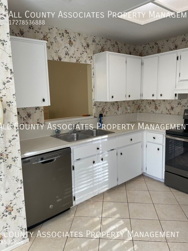 Quiet end unit, screened porch with pond view 3407 Killdeer Pl Palm