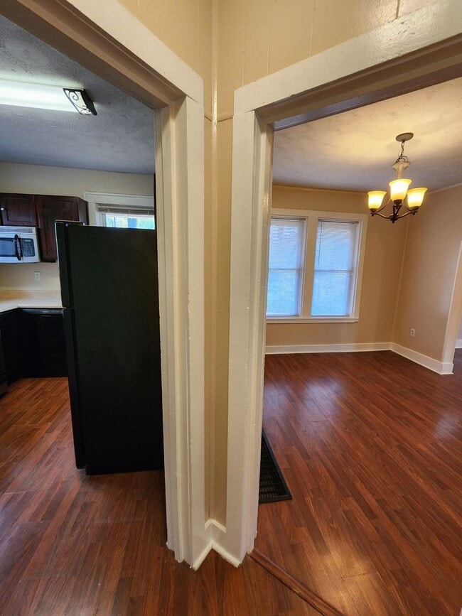 Building Photo - 3 Bedrooms, 1.5 Bath Brick Bungalow with Basement & Large Yard.  Close to UofL.