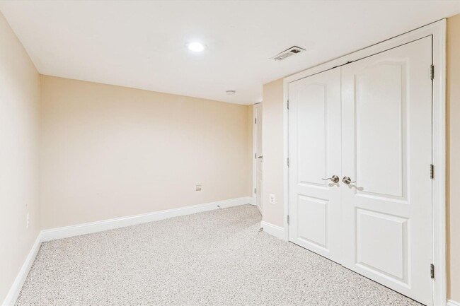 Building Photo - Charming and very Spacious 3 BR/3.5 BTH in...