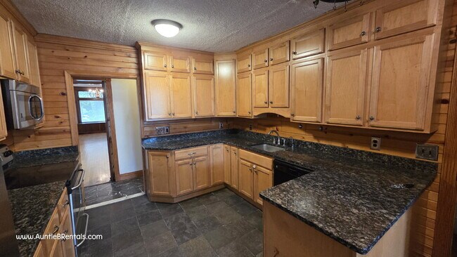 Building Photo - 3 bed - 1 bath One block from Grand Ave in...