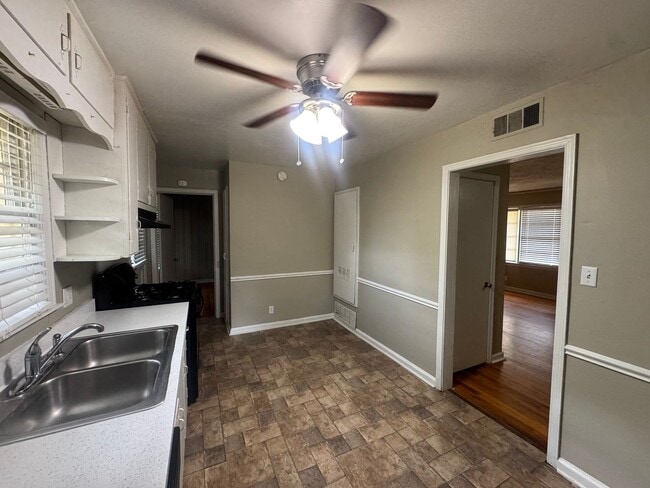 Building Photo - Brick One Level.