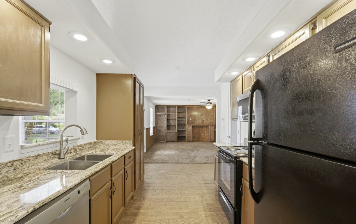 Building Photo - 2162 Saint Martins Dr E