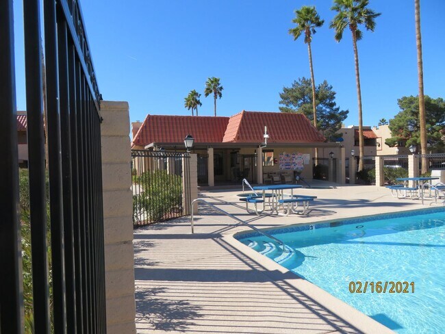 Building Photo - Clean well-maintained upstairs Condo, Gated Community