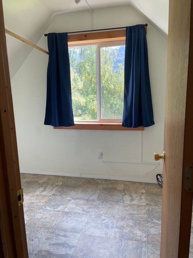 Building Photo - Cozy updated 2 bedroom 1 bathroom chalet i...