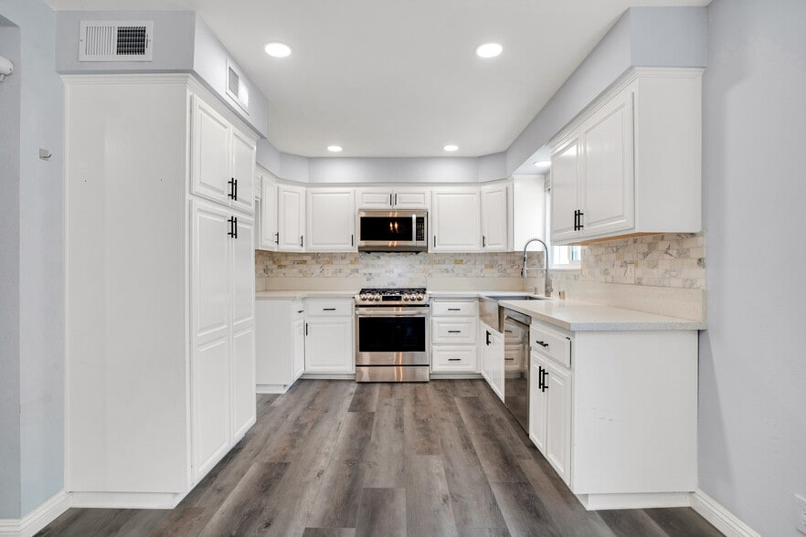 Kitchen - 9000 Vanalden Ave