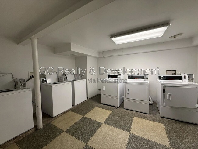 Building Photo - 233 Uteg St