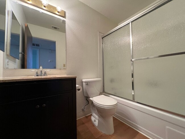 Building Photo - 205