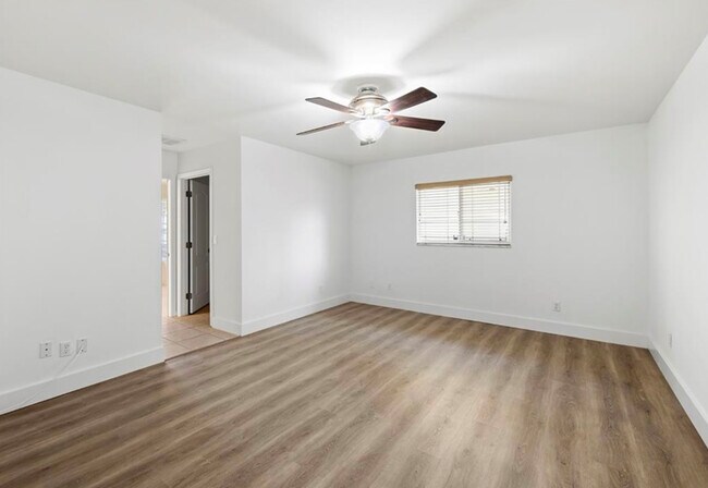 Building Photo - 409 SW 47th Ter