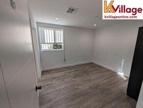 Building Photo - 1528 1/2 W 36TH PL - 102 (pet-friendly / unfurnished)