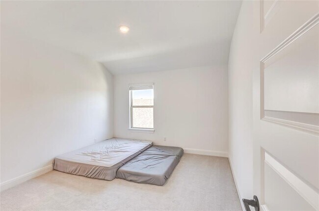 Building Photo - 533 Pickrell Lp