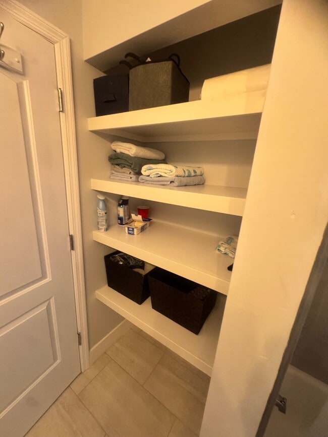 Building Photo - 734 Memorial Dr