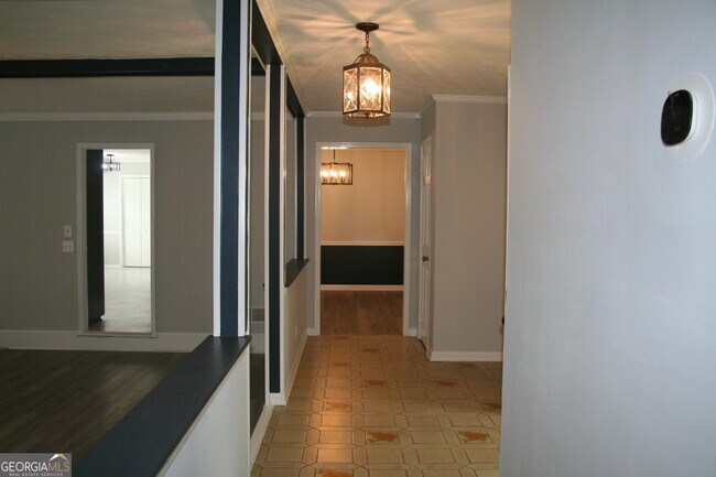 Building Photo - 2075 Pinewood Dr
