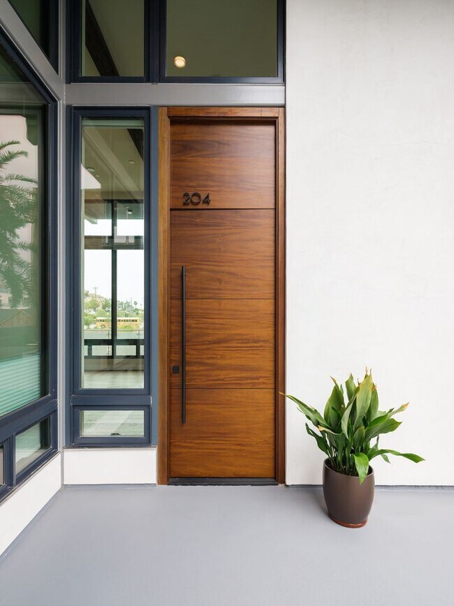 Building Photo - 2677 State St