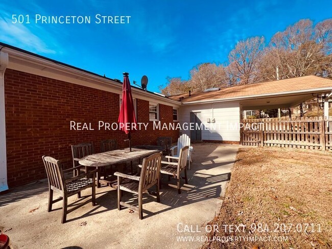 Building Photo - Vintage 3 Bedroom 2 Bath Brick Ranch on co...