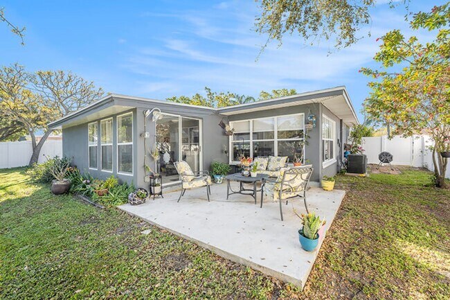 Building Photo - Single Family Home in Sunny Park Groves