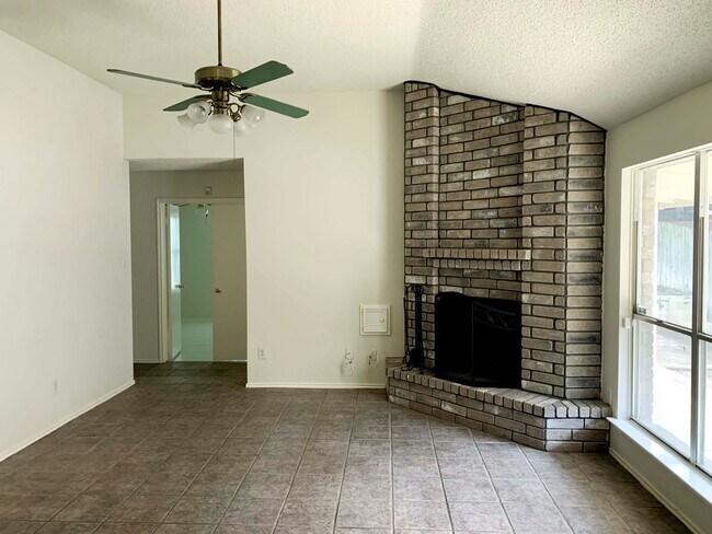 Building Photo - Ready for Move In! A wonderful all brick 1...